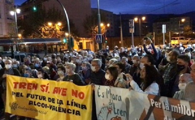 Alcoy sale a la calle en defensa del tren