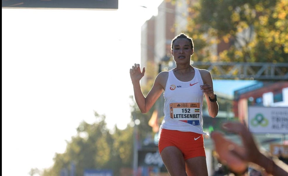 Gidey sortea la camiseta y el dorsal con los que vapuleó el récord del mundo de Medio Maratón en Valencia