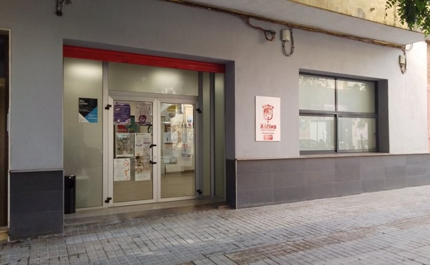 Una familia de Xàtiva en situación de vulnerabilidad recibe una vivienda pública de la Generalitat