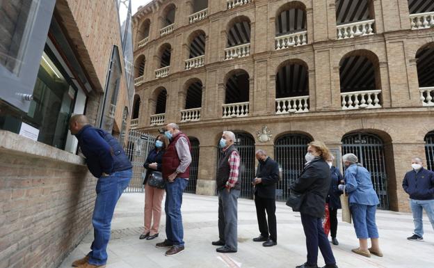 Colas en la plaza de toros de Valencia para cobrar la devolución del abono