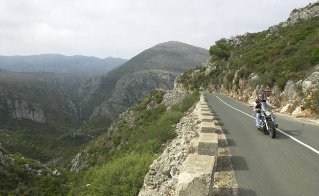 Una mujer, herida al sufrir un accidente de moto en la Vall d'Ebo