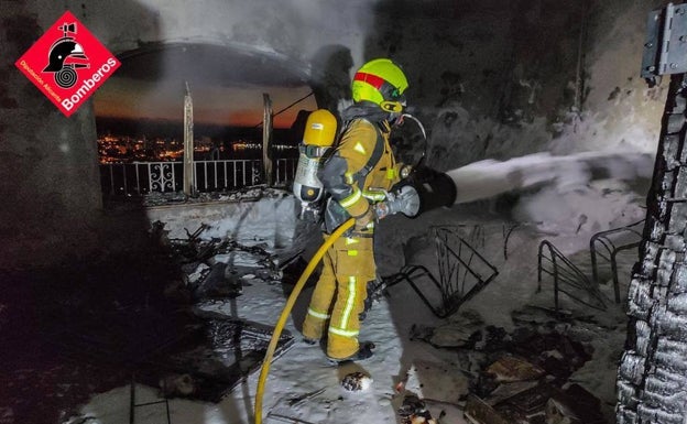 Un matrimonio, herido en Calp por inhalación de humo al arder su chalé