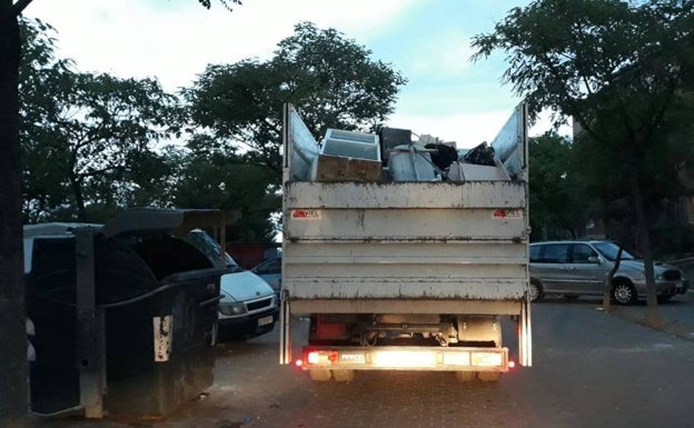 Paterna retira 3,5 toneladas de escombros y enseres en otro operativo especial en La Coma