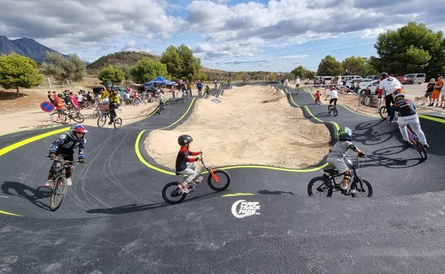 La Vila Joiosa inaugura el nuevo 'pump track' en el polideportivo Maisa Lloret