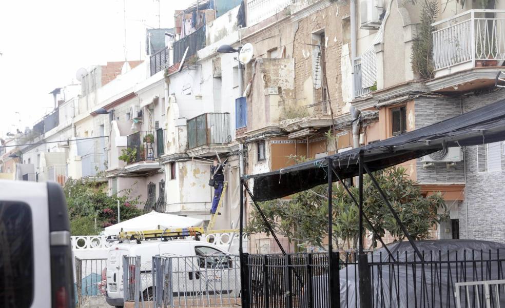 Suciedad, gallos y plantaciones de marihuana en el barrio más peligroso de Torrent