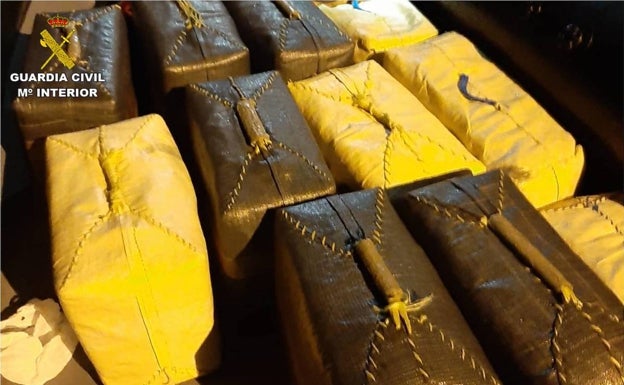 La Guardia Civil detiene en alta mar a tres marroquíes con 1.300 kilos de hachís