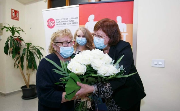 Gandia homenajea con una placa a Javier Abil, asesinado en 2014 por homófobos