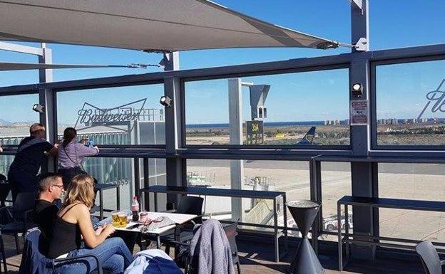 El aeropuerto Miguel Hernández inaugura una terraza con vistas a la pista de vuelo