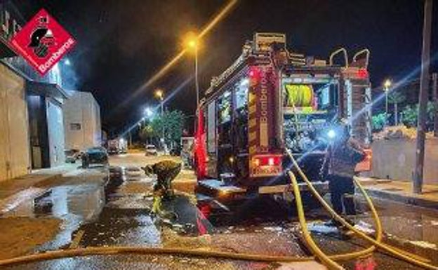 Un incendio arrasa un almacén de artículos de segunda mano en Benejúzar