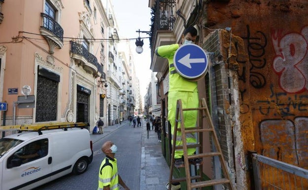 El Ayuntamiento de Valencia ignora a comerciantes y cambia las señales de tráfico