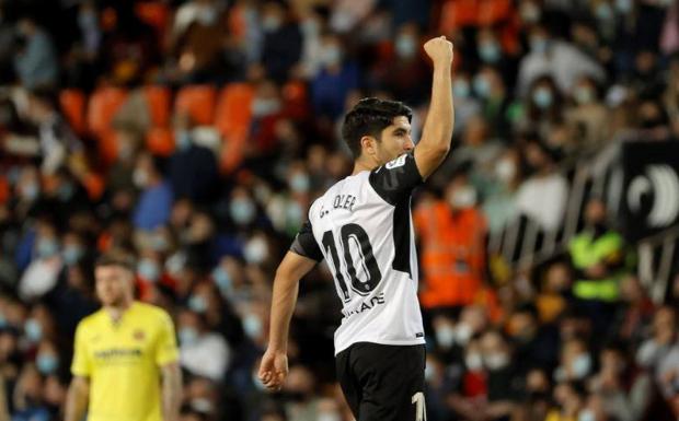 Soler sorprende a un jugador de la Academia que dejará el fútbol por una enfermedad rara