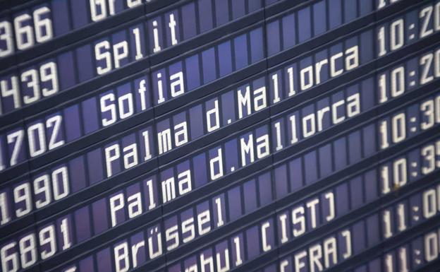 El aeropuerto de Valencia, afectado por el cierre de Palma tras la invasión de la pista