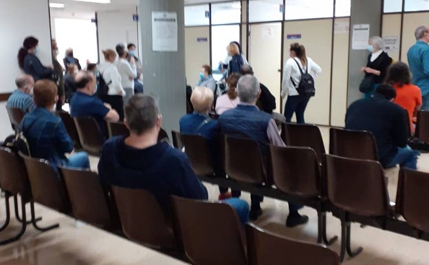 Sanitarios exigen que las PCR vuelvan al aparcamiento del hospital Peset ante el riesgo de hacerlas en consultas externas