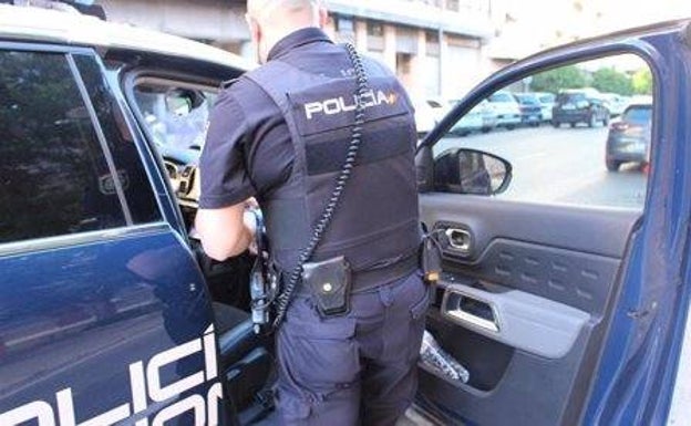 Agrede a su pareja en Orihuela y la familia de ella le acuchilla como represalia