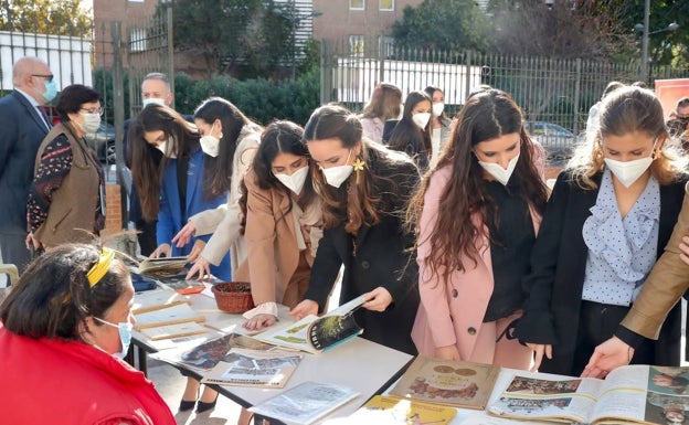 Carmen, Nerea y sus cortes navegan por los libros de colección