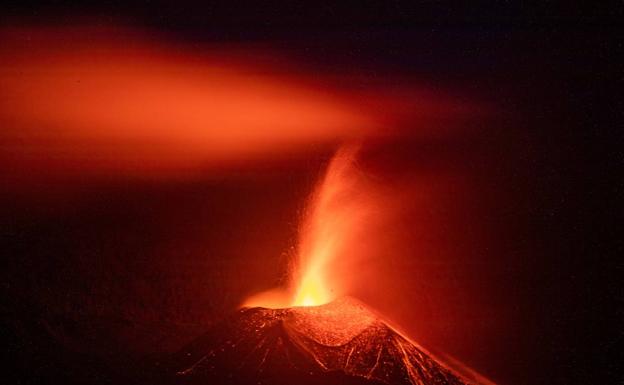 El volcán Cumbre Vieja expulsa una piedra semipreciosa