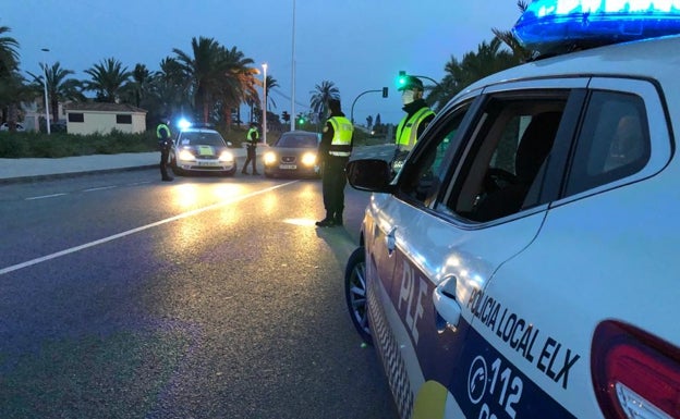 Un conductor drogado y sin permiso de circulación provoca un accidente en los Palmerales de Elche y huye sin identificarse