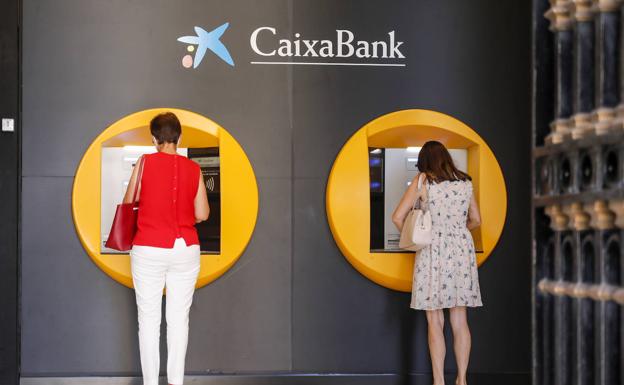 CaixaBank detalla los nuevos requisitos para no pagar comisiones tras su fusión con Bankia