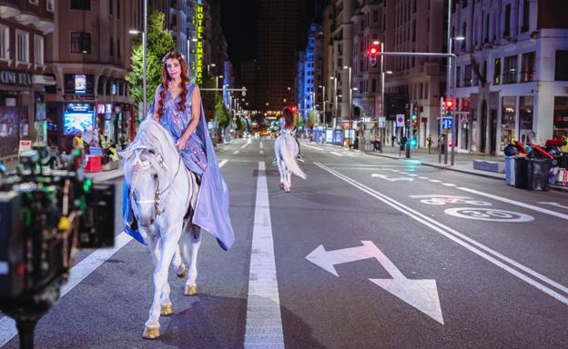 Chus Gutiérrez pasea unicornios por la Gran Vía madrileña