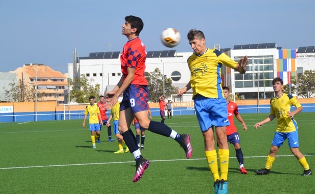 El Alcoyano aprovecha los errores defensivos del Dénia