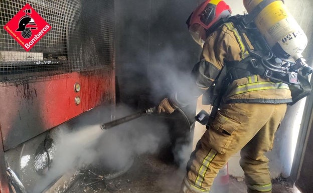 Los bomberos extinguen un fuego en una fábrica papelera de l'Alqueria d'Asnar