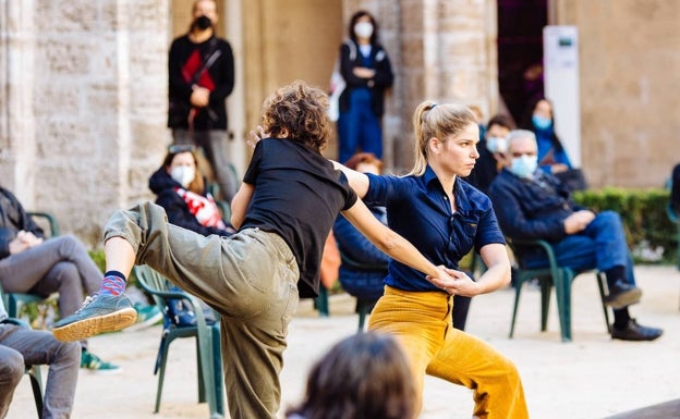 Migrats Dansa pone a bailar a una veintena de profesionales en Valencia