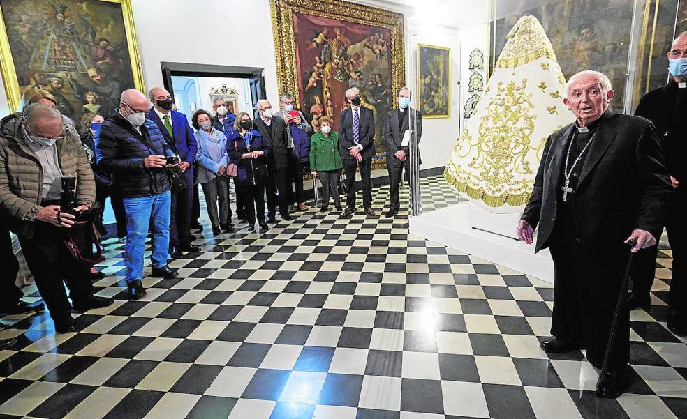 El cardenal bendice el manto solidario para la Virgen de los Desamparados