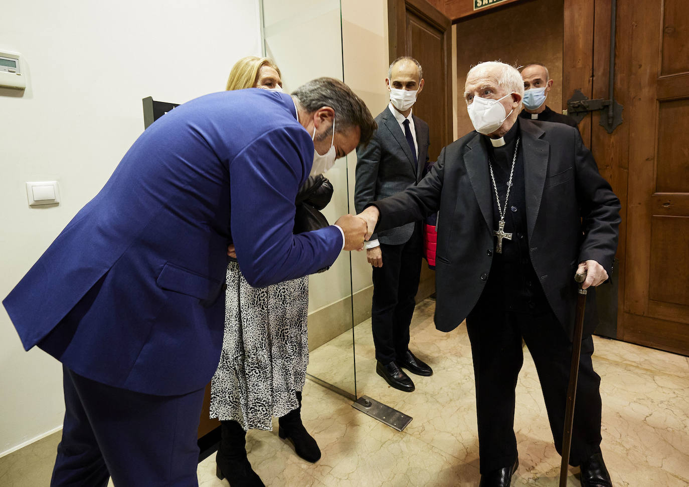 El cardenal bendice el manto solidario para la Virgen