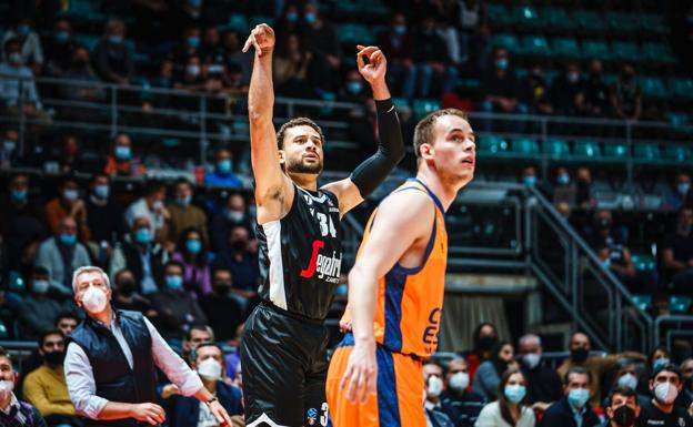 Una remontada del Valencia Basket para soñar en el infierno de Bolonia