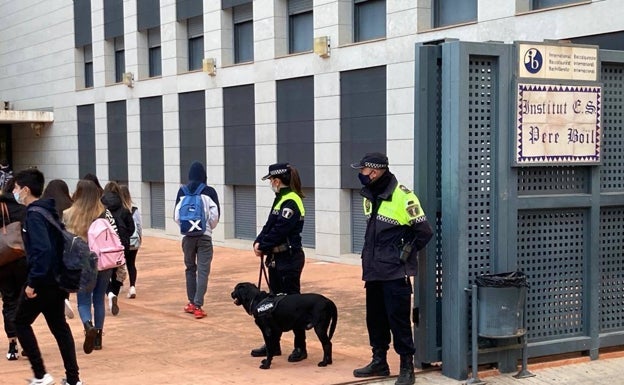 La unidad canina de Manises vigila los institutos y el mercado para prevenir el consumo de drogas