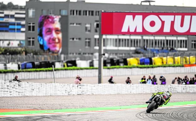 Valentino Rossi se 'esconde' a la espera de sus fans