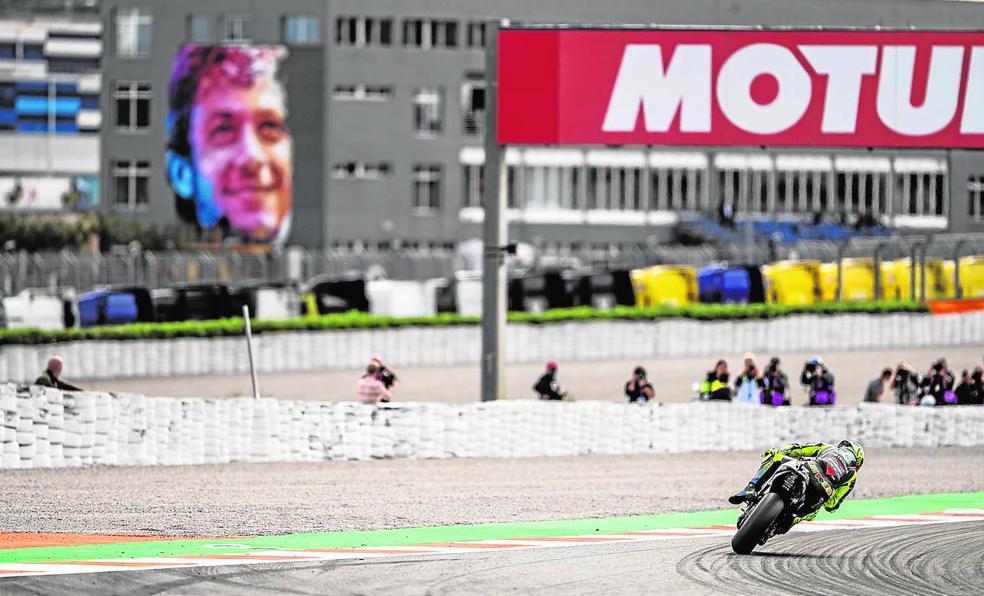 Valentino Rossi se 'esconde' a la espera de sus fans