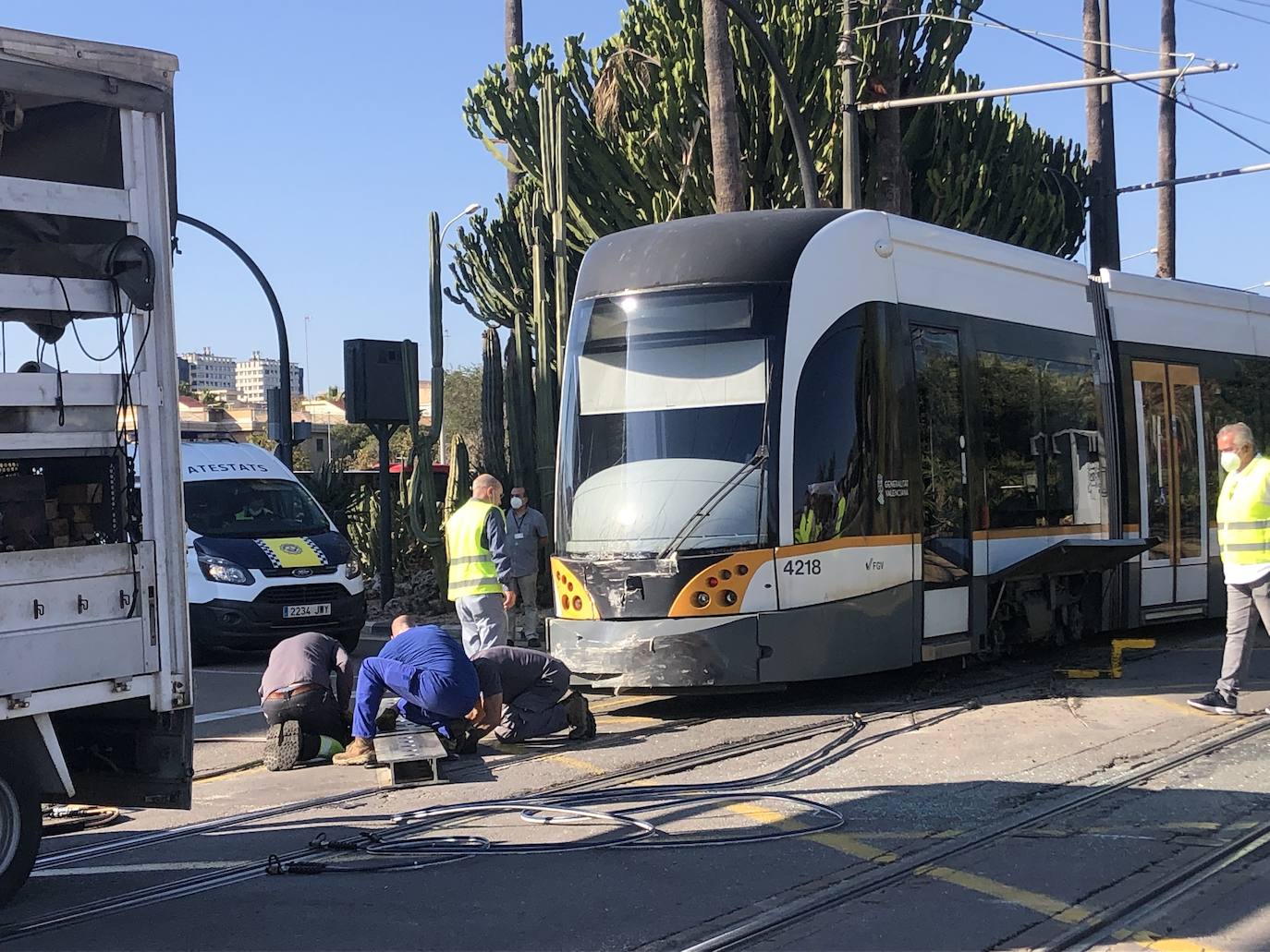 Descarrila un tranvía al colisionar con un coche en Valencia