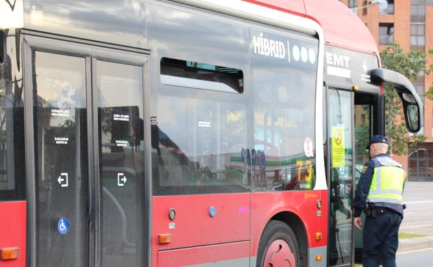 Otro ataque homófobo obliga a una pareja a huir de un bus y refugiarse en una tienda en Valencia