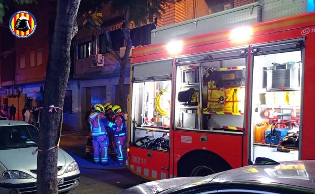 Los bomberos rescatan a una mujer y dos perros en un incendio en Manises