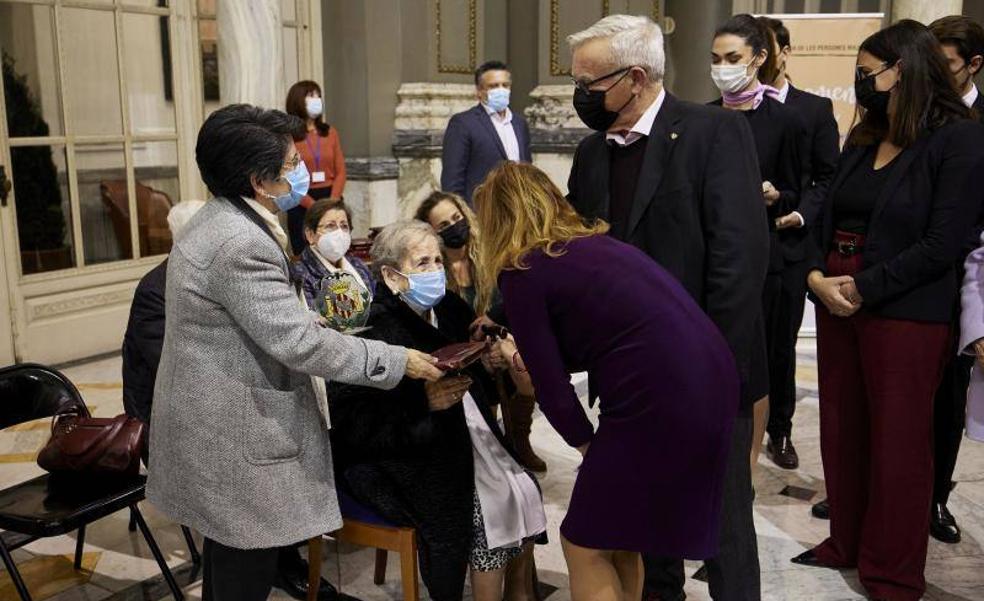 Homenaje de Valencia a sus vecinos centenarios tras superar la guerra y una pandemia