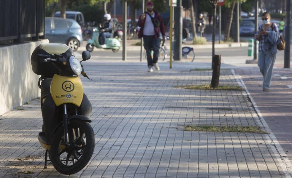 El Ayuntamiento de Valencia retrasa la retirada de las motos de alquiler al no poder localizarlas