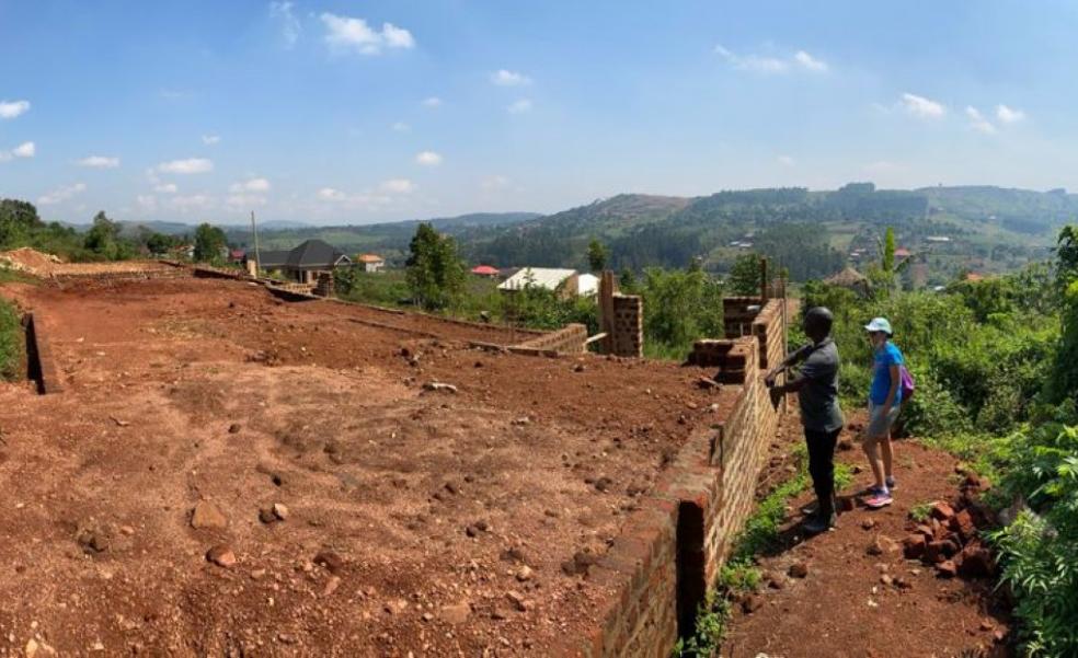 Aulas valencianas en un poblado de Uganda