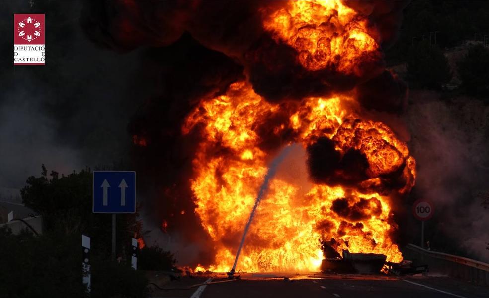 Un hombre herido tras volcar e incendiarse el camión que conducía en Castellón