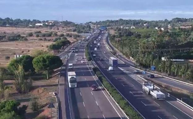 Dos coches impactan contra un camión con dióxido de carbono en la A-7 en Valencia