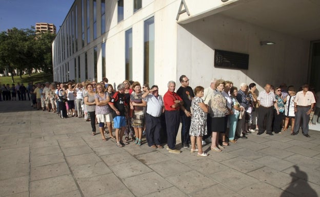 Expedientan a un funcionario por difundir datos personales de un colectivo LGTBI