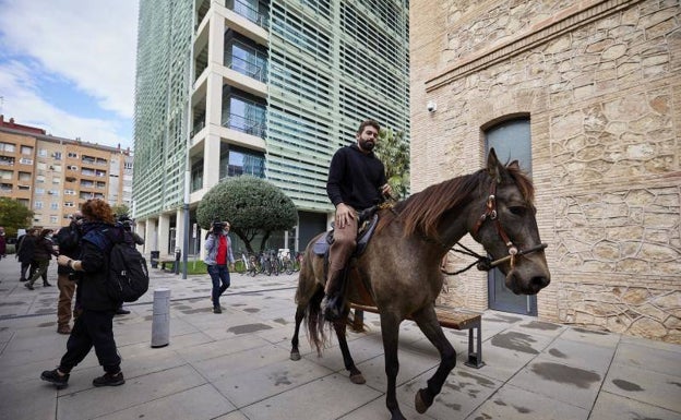 La lucha a caballo de Ruben Llata, el ganadero que pasará hambre por sus animales