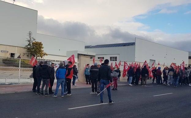 Trabajadores del metal salen a la calle en Ibi para pedir mejoras salariales