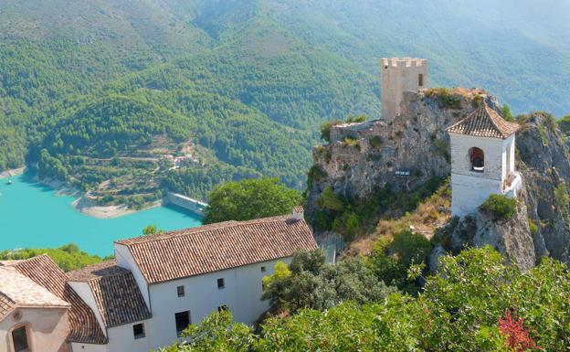 Guadalest: un pueblo medieval en la sierra alicantina