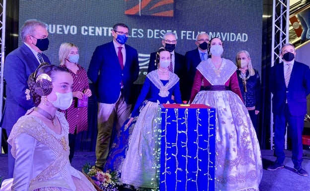 Carmen y Nerea visitan la plaza de Navidad de Nuevo Centro