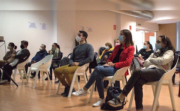 Una charla aborda en Oliva los daños que generan los excesos alimentarios en los diabéticos