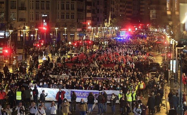 Una manifestación sin brío reúne a 1.800 personas en toda la Comunitat contra la infrafinanciación