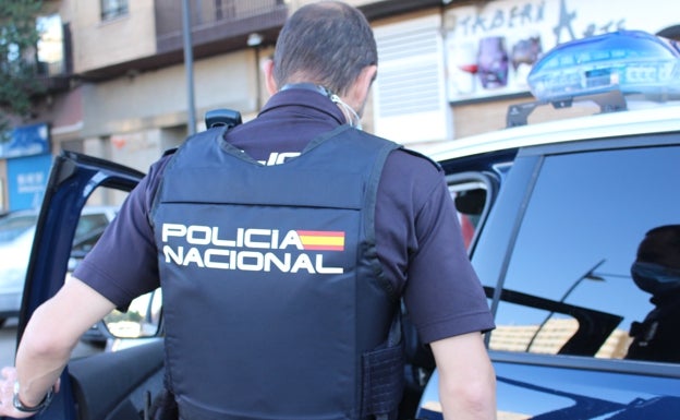 Dos policías evitan la muerte de un hombre intoxicado de monóxido de carbono en Valencia