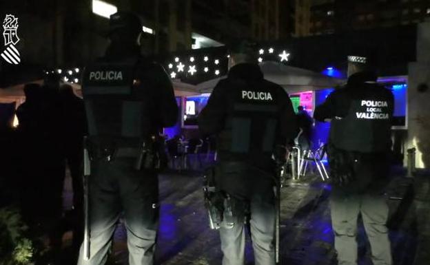 Desalojan dos pubs en Valencia que triplicaban su aforo con decenas de personas sin mascarilla ni distancia de seguridad