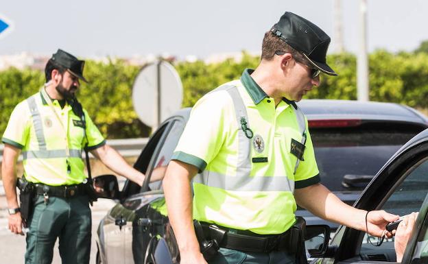 El cariñoso gesto de un guardia civil en un control de alcoholemia